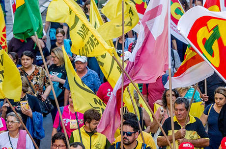 Mudança na lei trabalhista reduziu contribuições sindicais em 96%
